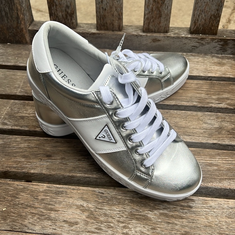 New Guess Los Angeles WGASTRAY-R Silver Sneakers. Size 11.
